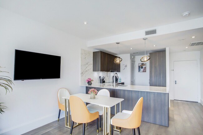 Building Photo - 1701 Hermann Dr