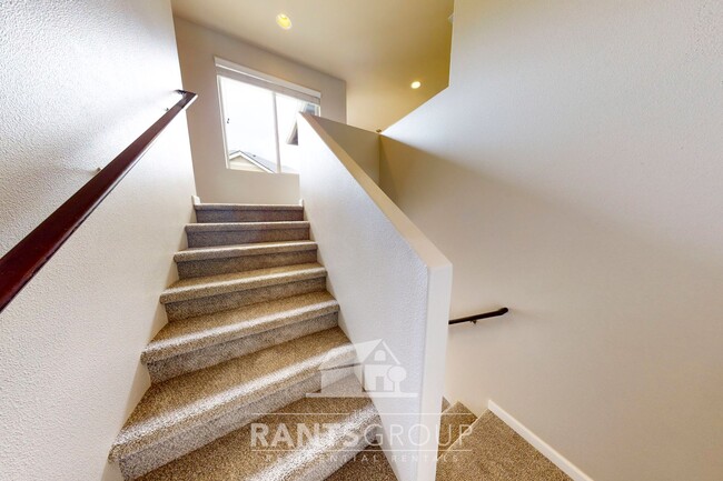 Building Photo - Stylish 3-Bedroom Townhome in Great West Olympia Location