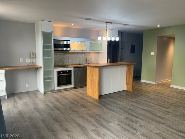 Building Photo - 3111 Bel Air Dr