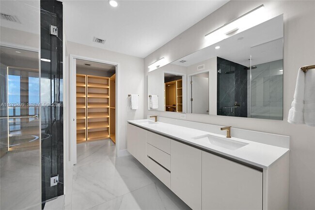 Building Photo - 700 NE 24th St