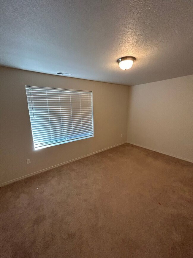 Building Photo - AUG750-800