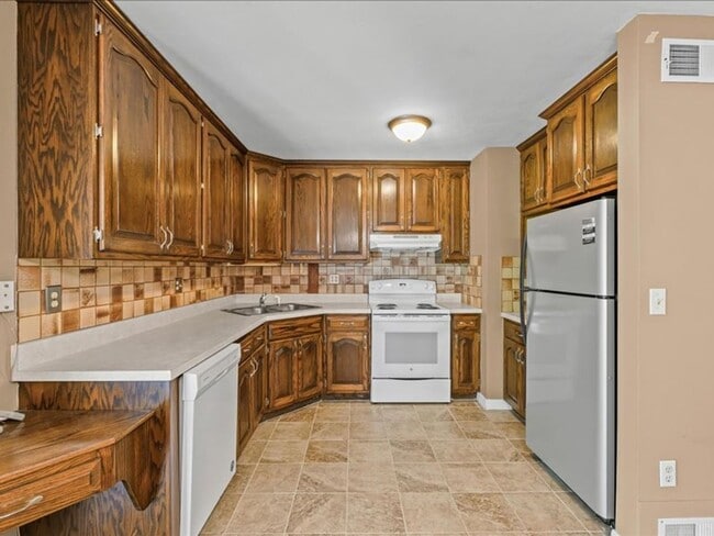 Building Photo - Get $725 off your security deposit OR $250...