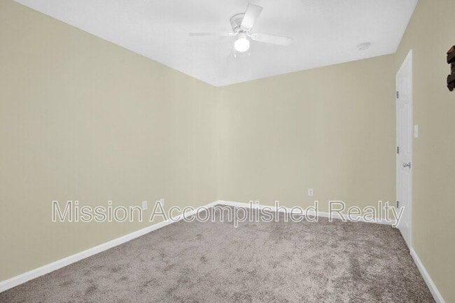 Building Photo - 3918 Red Oak Dr