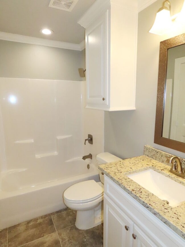 Building Photo - Beautiful 2 Bedroom, 2 Bath Duplex Near Ty...
