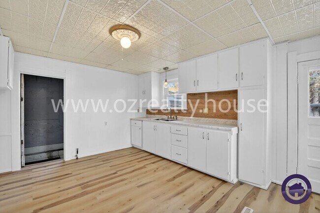 Building Photo - 837 Lorain St