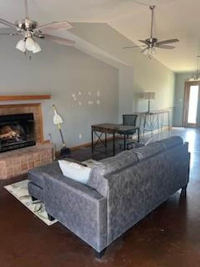 Building Photo - Highland Golf  Course Rental