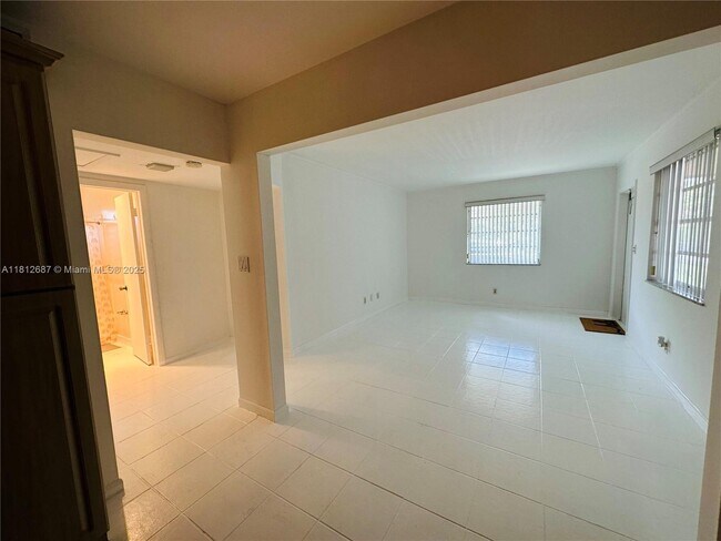 Building Photo - 5133 SW 43rd Terrace