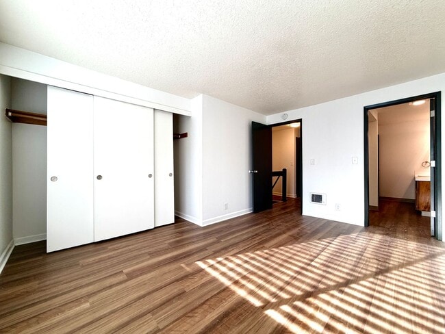 Building Photo - **FREE FIRST MONTH'S RENT** Updated Townhouse in the Heart of Garden Home~ New LVP Flooring~ Wash...