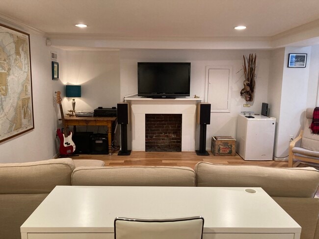 Building Photo - 1625 R St NW