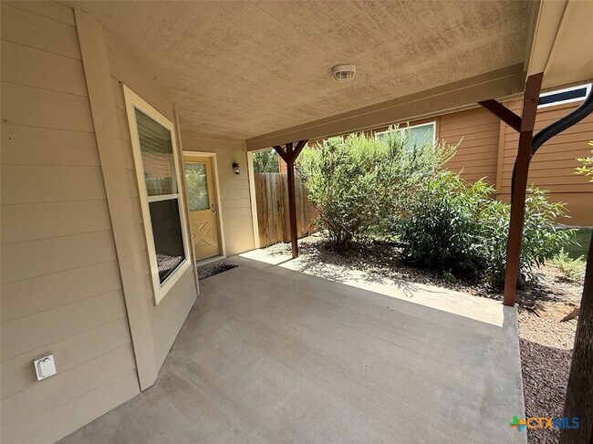 Building Photo - 1608 Lakeview Dr