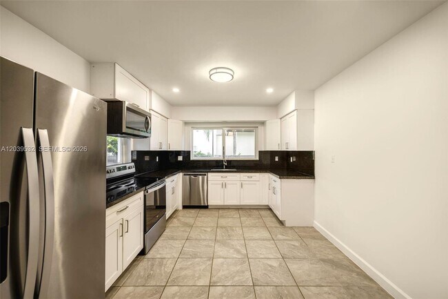 Building Photo - 7840 SW 71st Ave
