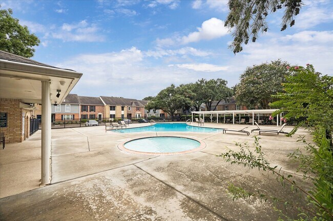 Building Photo - 1617 W Sam Houston Pkwy S