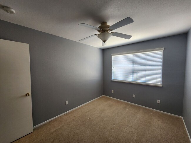 Building Photo - HENDERSON: 3 bed/2.5 bath Townhome with Spacious Kitchen, Private Backyard, Large Primary Suite &...