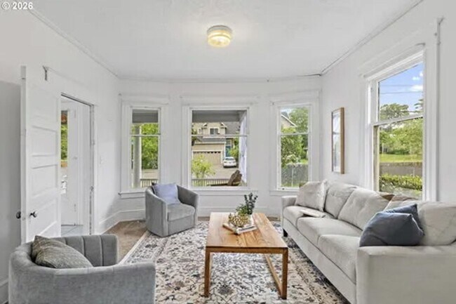 Building Photo - Charming 3 bed, 2 bath + Den rental home in Milwaukie!