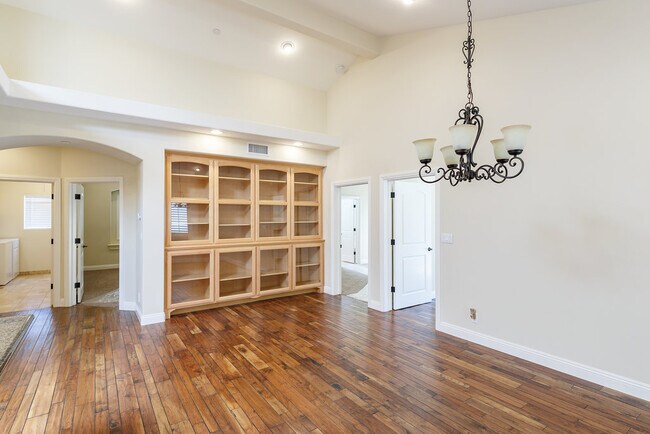 Building Photo - 2104 Perry Ave