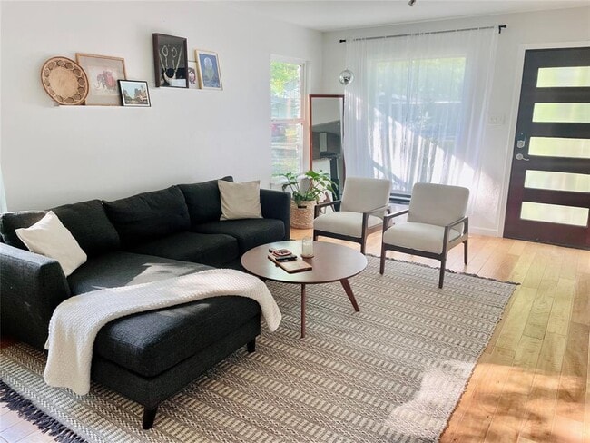 Building Photo - 3208 Thompson St