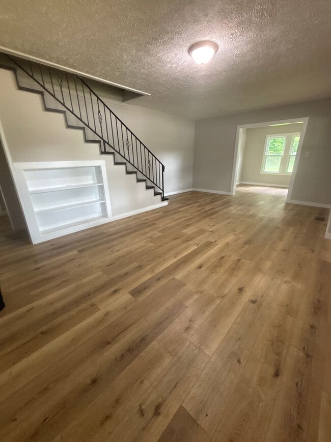 Building Photo - NEW LISTING ! Spacious 5 Bedroom 2 Bath House