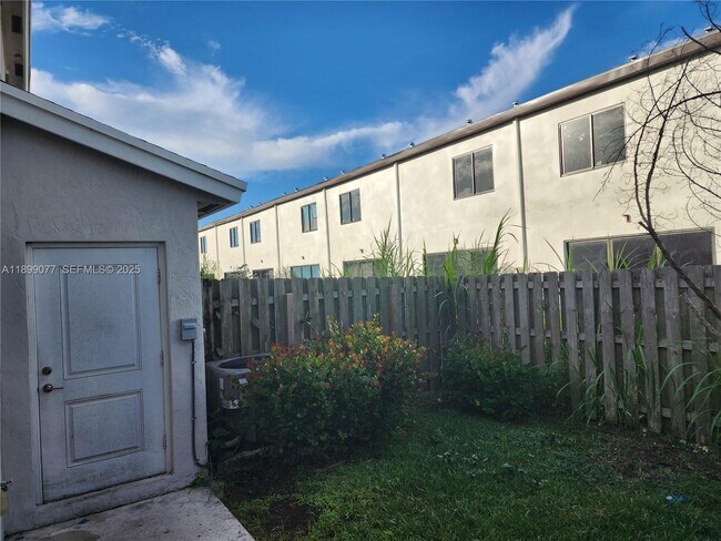 Building Photo - 452 NW 12th Pl