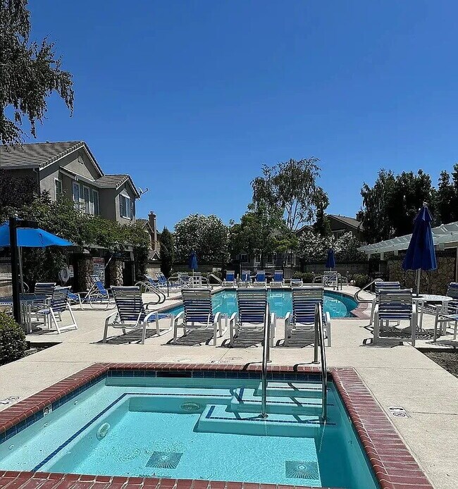 Building Photo - Beautiful End-Unit Townhome in Desirable S...
