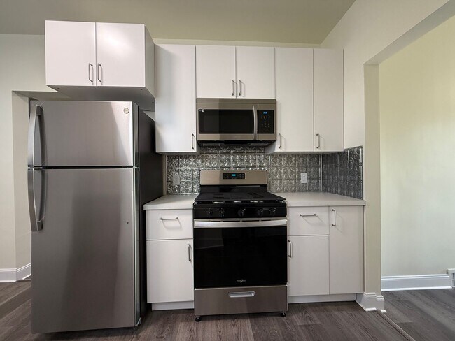 Building Photo - Updated 3BR 1.5 bath house with office/ of...