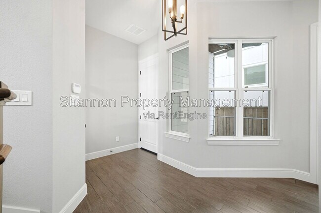 Building Photo - 1204 W 16th St