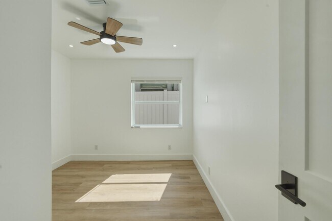 Building Photo - 461 SW 1st St