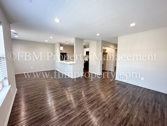 Building Photo - Hidden Creek, Unit 211 - Gorgeous 2 Bedroo...