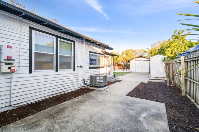 Building Photo - Charming 3 bed 2 bath North Kenwood home w...