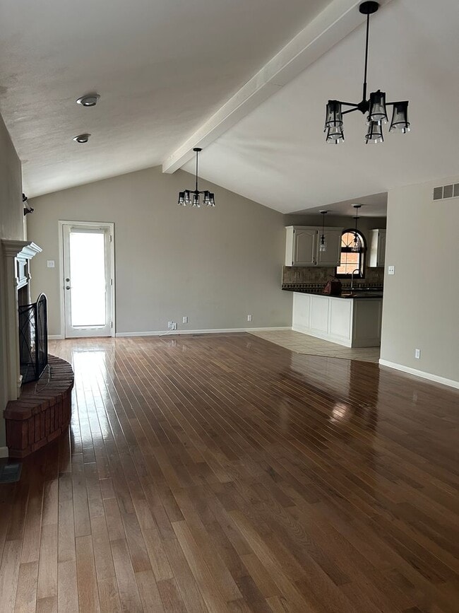 Building Photo - Beautiful Lake Home