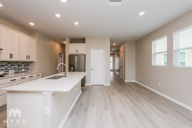 Building Photo - 5530 Silver Sun Dr