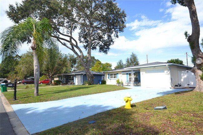 Building Photo - 1712 Suffolk Dr