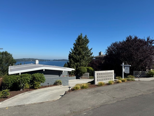 Building Photo - 7136 S Sunnycrest Rd