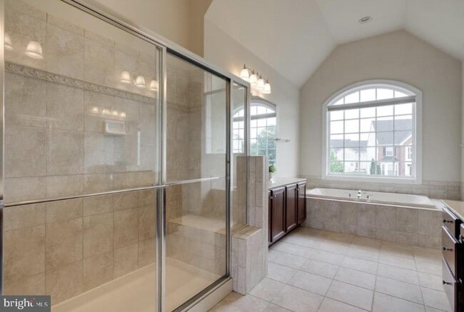 Building Photo - 2450 Transom Pl