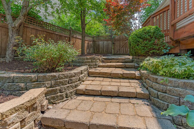 Building Photo - 1490 Paisley Ct