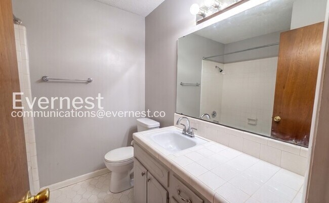Building Photo - 3 Bed, 2 Bath Home with Fenced Yard & Garage / Pet-Friendly / Available Now!