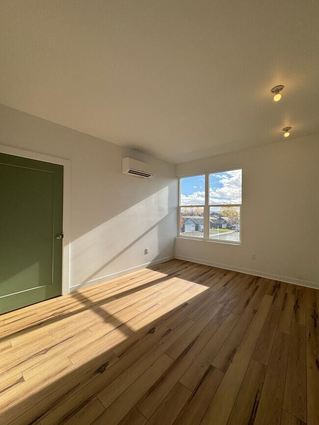 Building Photo - 4BR/3BA with Soaring Ceilings & Large Windows