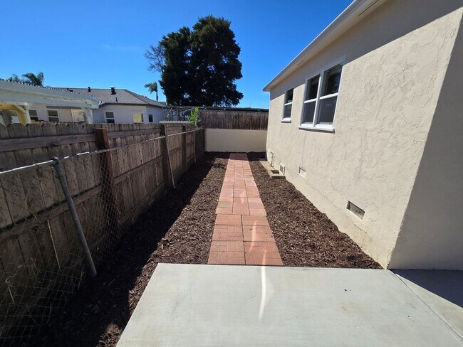 Building Photo - 588 1/2 McIntosh St