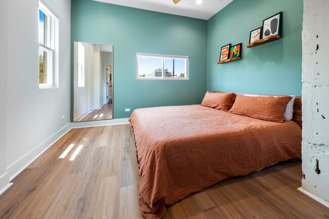 Building Photo - 824 N Maplewood Ave