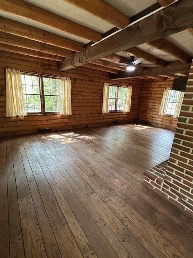 Building Photo - Country Charmer-4 Bedroom Log Home