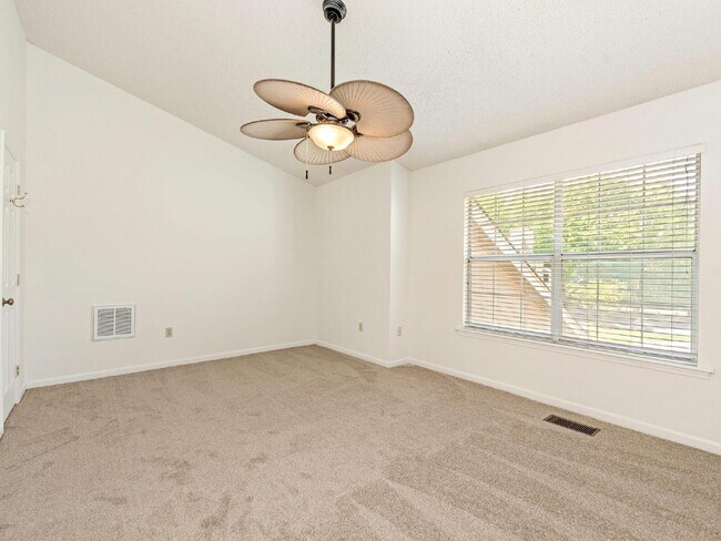Building Photo - Updated 3 BR unit in the heart of South Park