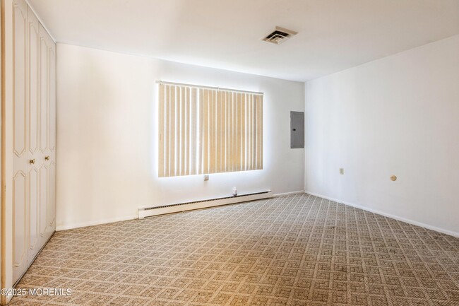 Building Photo - 873A Balmoral Ct