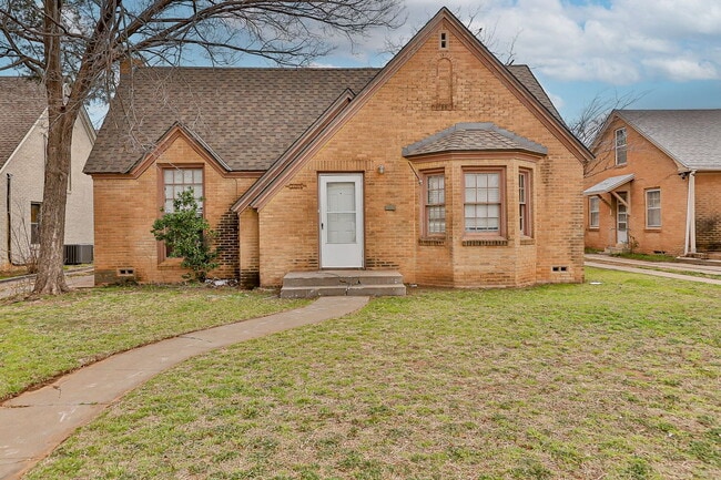 Building Photo - 3 bedroom less than 1 mile from Tech