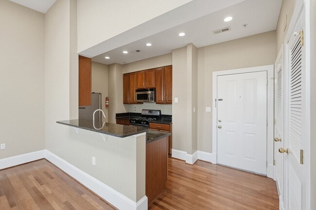 Building Photo - Columbia Heights Penthouse Condo | 1 Bed | 1 Bath | 600 Sf
