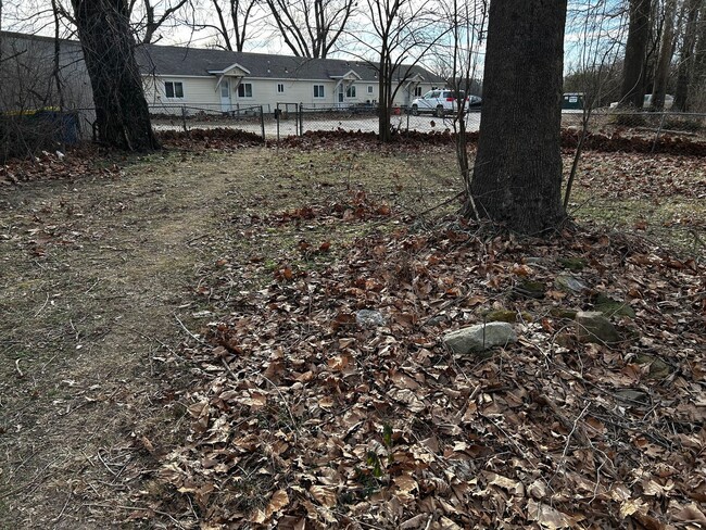 Building Photo - 2 Bedroom 1 Bath home available now for mo...