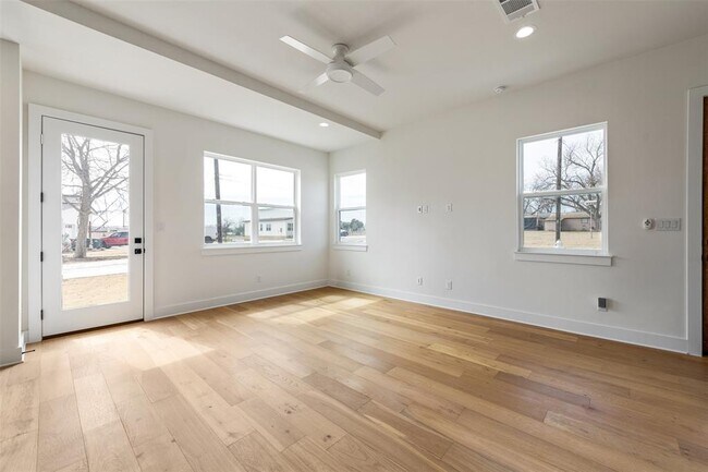 Building Photo - 302 East Dr