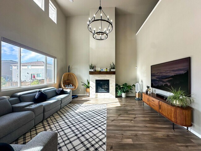 Building Photo - Almost Brand New Meadowlark 4bd 3.5ba home