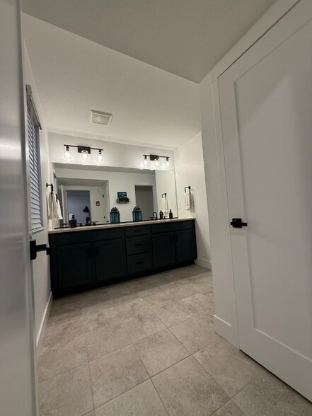 Building Photo - 2657 W 68th Pl