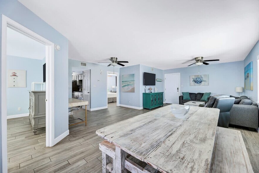 Building Photo - 132 E Gardenia St