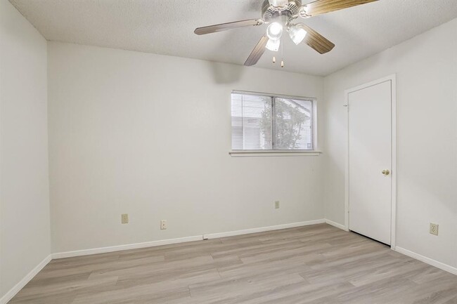 Building Photo - 9717 Meadowheath Dr