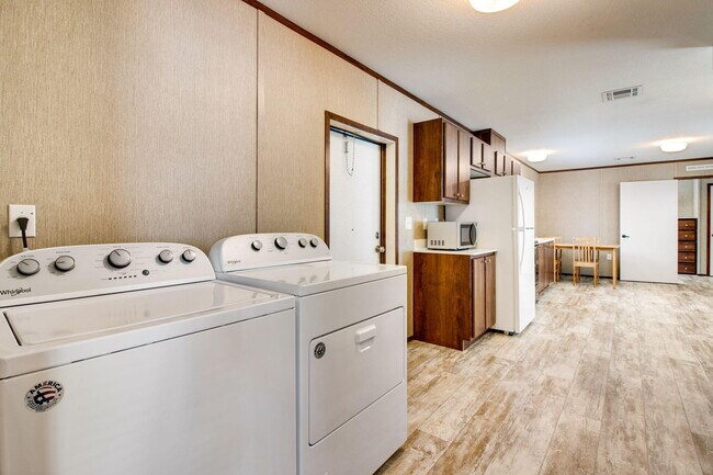 Building Photo - 396 Peachtree Cir